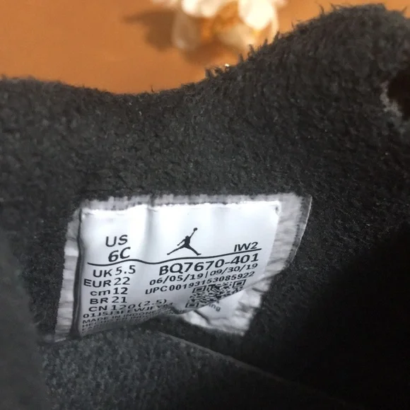 🎉HP🎉JORDAN 4 RETRO SNEAKERS - Picture 4 of 5